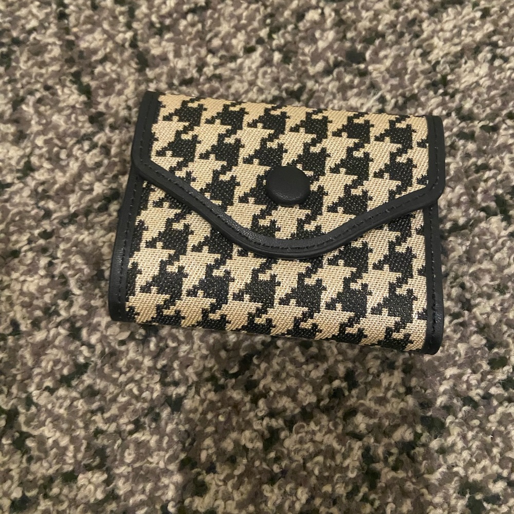 Houndstooth wallet.